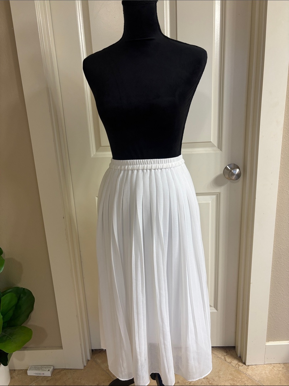 Uniqlo White Pleated Midi Skirt - Classic Women's Skirt